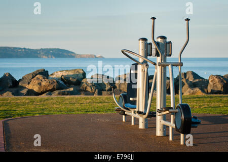 Outdoor-Fitnessgeräte am Meer Stockfoto