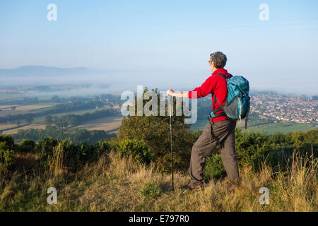 Männlicher Wanderer, Spaziergänger in der Nähe von Roseberry Topping bei Sonnenaufgang. North York Moors National Park, North Yorkshire, England. VEREINIGTES KÖNIGREICH Stockfoto