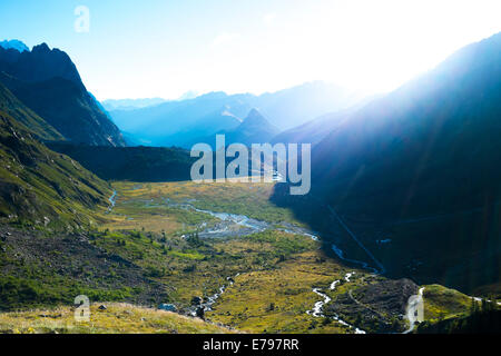 Morgendämmerung in Val Veny mit Sonnenlicht Berge zu durchbrechen und auf Combal See fallen. Die Region ist ein Stadium der beliebten Mont Stockfoto