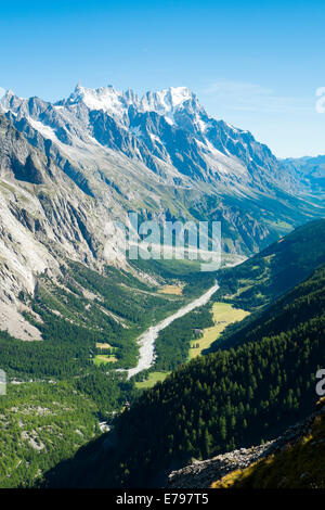 Val Veny Tal in Val d ' Aosta, in Italien, mit Dora di Val Veny Fluss und Wäldern an Berghängen. Stockfoto