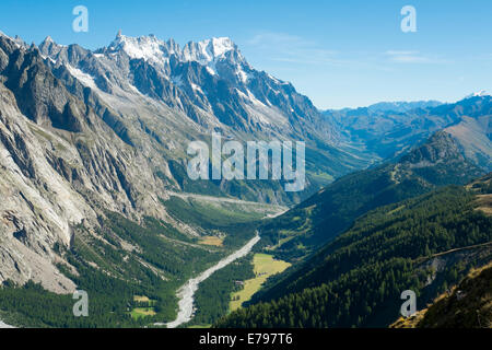 Val Veny Tal in Val d ' Aosta, in Italien, mit Dora di Val Veny Fluss und Wäldern an Berghängen. Stockfoto