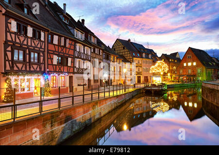 Weihnachts-Dekoration bei Nacht in das Klein-Venedig. Colmar. Weinstraße. Haut-Rhin. Das Elsass. Frankreich. Stockfoto