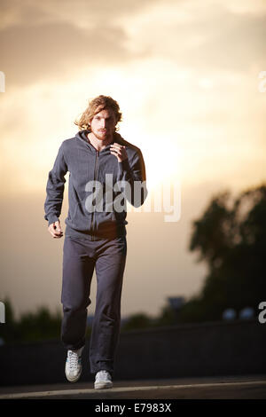 Porträt der jungen Sportler in Activewear Joggen Stockfoto