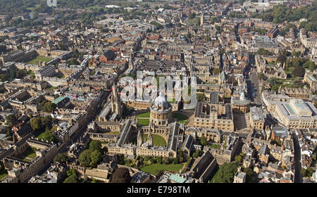 Luftaufnahme des Stadtzentrums von Oxford mit Universitätshochschulen und der Radcliffe Camera & Bodleian Library prominent Stockfoto