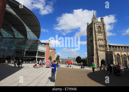 Das Forum und St Peter Mancroft Kirche im Stadtzentrum von Norwich. Stockfoto