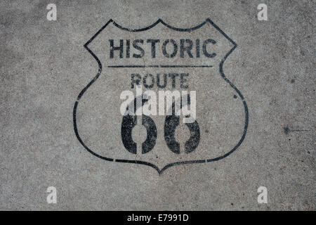 Nahaufnahme der historischen Route 66 Mark auf Asphaltdecke Stockfoto