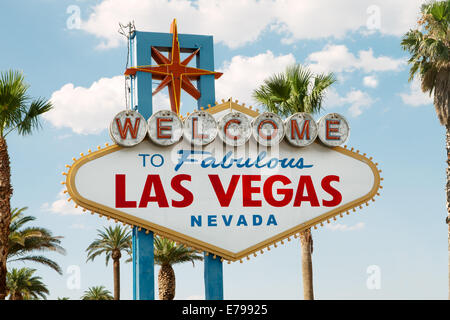 Nahaufnahme von Las Vegas Neonschild auf Sommer-Hintergrund