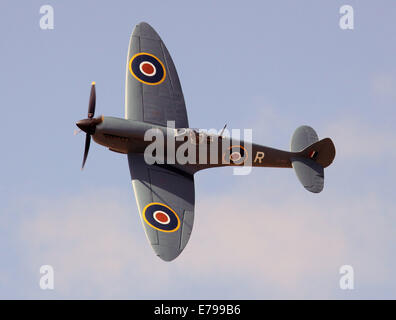 Spitfire schwebt am Himmel Stockfoto