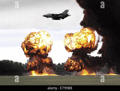 RAF Tornado GR4 über Explosion, Bomben Stockfoto