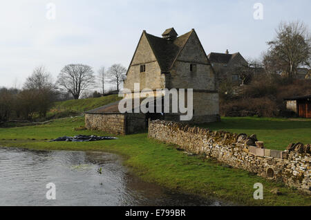 Ein Traditioneller Stone-Dovecote im Cotswold-Dorf Naunton in Gloucestershire, England, Großbritannien Stockfoto