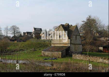 Ein Traditioneller Stone-Dovecote im Cotswold-Dorf Naunton in Gloucestershire, England, Großbritannien Stockfoto