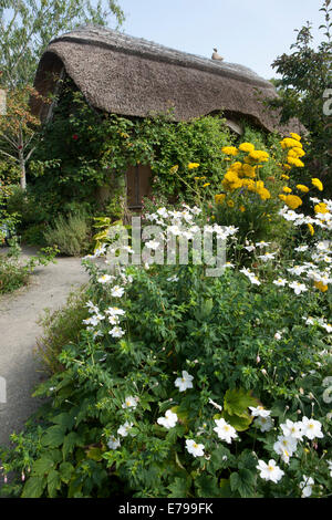 Reetgedeckten Gartenhaus im Garten am RNS Rosemoor, North Devon. Stockfoto