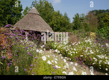 Reetgedeckte Sommerhaus im Gemüsegarten am RNS Rosemoor, North Devon. Stockfoto