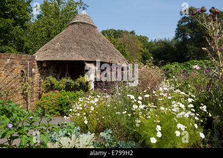 Reetgedeckte Sommerhaus im Gemüsegarten am RNS Rosemoor, North Devon. Stockfoto