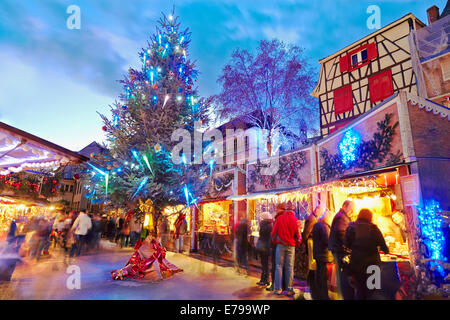 Weihnachtsmarkt im Zentrum der Stadt. Colmar. Weinstraße. Oberrhein. Elsass. Frankreich. Stockfoto