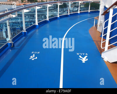 Melden Sie sich für Lauf und gehen Spuren auf dem Deck des Kreuzfahrtschiffes Stockfoto