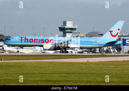 Thomson Airways Boeing 757-200 landet auf der Piste 23R in Manchester Flughafen. Stockfoto