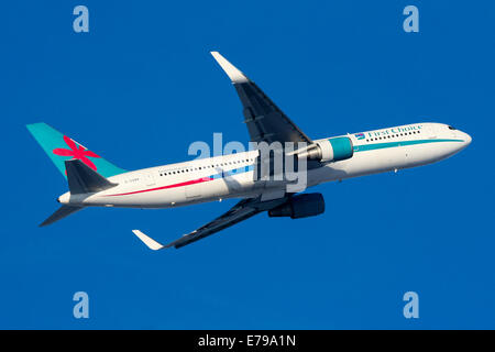 Thomson Airways (erste Wahl) Boeing 767-300 ab einer 05L, die am Vortag in Manchester Flughafen umgeleitet. Stockfoto