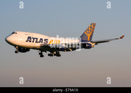 Atlas Air Boeing 747-400 nähert sich Start-und Landebahn 23R am Flughafen Manchester. Stockfoto