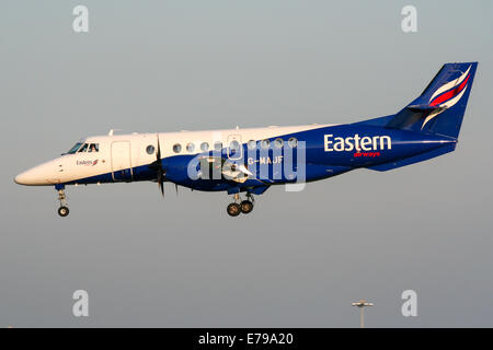 Eastern Airways BAE Jetstream 41 nähert sich Start-und Landebahn 23R am Flughafen Manchester. Stockfoto