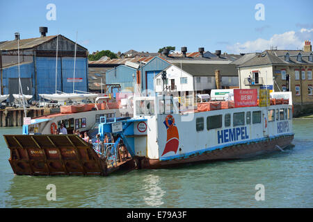 Auto und Fuß Passagier-Fähre aussteigen in East Cowes nach der Überquerung der Fluß Medina aus West, East Cowes, Isle Of Wight, Großbritannien Stockfoto