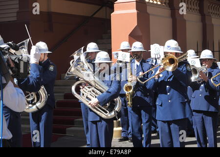 Die Polizei von New South Wales spielt bei der staatlichen Eröffnung des NSW-Parlaments im September 2014, das von der Gouverneurin Marie Bashir eröffnet wurde Stockfoto