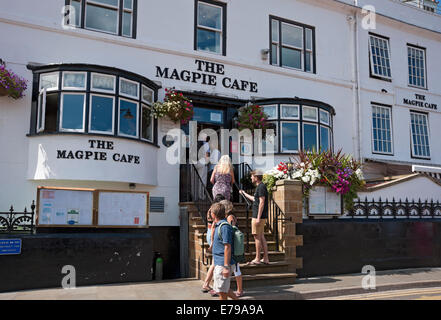 Besucher stehen im Sommer vor dem berühmten Magpie Cafe Fish and Chip Restaurant Whitby North Yorkshire England Großbritannien Großbritannien Großbritannien Stockfoto