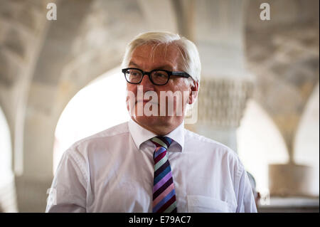 Neu-Delhi, Indien. 07. Sep, 2014. Deutscher Außenminister Frank-Walter Steinmeier (SPD) besucht das Grab des Dichters Mirza Ghalib im Stadtteil Nizamuddin New Delhi, Indien, 7. September 2014. Foto: Maja Hitij/Dpa/Alamy Live News Stockfoto