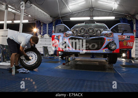 Coffs Harbour, Australien, 10. September 2014.  Mechanik vorzubereiten der Hyundai Motorsport i20 Rallye-Auto von Chris Atkinson und Stephane Prevot vor Beginn der australische Runde der Rallye-Weltmeisterschaft. Bildnachweis: Russell Hunter/Alamy Live-Nachrichten Stockfoto