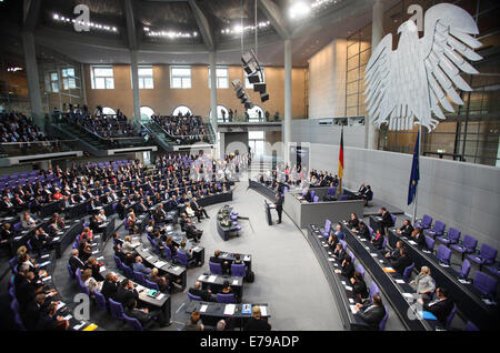 Berlin, Deutschland. 10. September 2014. Präsident von Polen Bronislaw Komorowski spricht während einer Gedenkstätte für den 75. Jahrestag der Bruch des zweiten Weltkriegs im Bundestag, das Unterhaus des Parlaments, in Berlin, Deutschland, am 10. September 2014. Bildnachweis: Zhang Fan/Xinhua/Alamy Live-Nachrichten Stockfoto