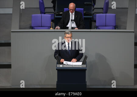 Berlin, Deutschland. 10. September 2014. Präsident von Polen Bronislaw Komorowski (vorne) spricht während einer Gedenkstätte für den 75. Jahrestag der Bruch des zweiten Weltkriegs im Bundestag, das Unterhaus des Parlaments, in Berlin, Deutschland, am 10. September 2014. Bildnachweis: Zhang Fan/Xinhua/Alamy Live-Nachrichten Stockfoto