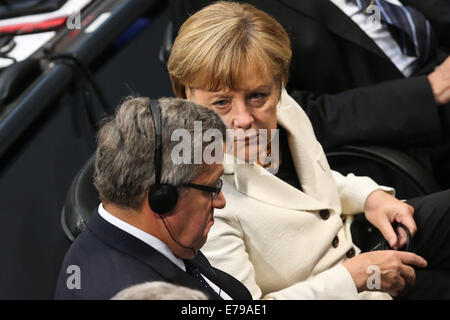 Berlin, Deutschland. 10. September 2014. German chancellor Angela Merkel (R) und Präsident von Polen Bronislaw Komorowski Webinar ein Denkmal für den 75. Jahrestag der Bruch des zweiten Weltkriegs im Bundestag, das Unterhaus des Parlaments, in Berlin, Deutschland, am 10. September 2014. Bildnachweis: Zhang Fan/Xinhua/Alamy Live-Nachrichten Stockfoto