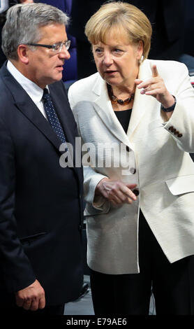 Berlin, Deutschland. 10. September 2014. German chancellor Angela Merkel (R) und Präsident von Polen Bronislaw Komorowski Webinar ein Denkmal für den 75. Jahrestag der Bruch des zweiten Weltkriegs im Bundestag, das Unterhaus des Parlaments, in Berlin, Deutschland, am 10. September 2014. Bildnachweis: Zhang Fan/Xinhua/Alamy Live-Nachrichten Stockfoto