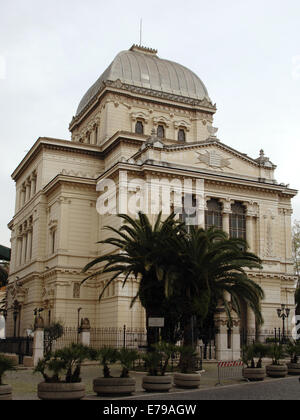 Italien. Rom. Große Synagoge von Rom, 1901-1904. Von Vincenzo Costa und Osvaldo Armanni gebaut. Eklektischen Stil. Von außen. Stockfoto