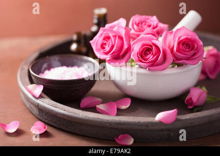 Wellness set mit Rosenblüten Mörtel ätherische Öle Salz Stockfoto