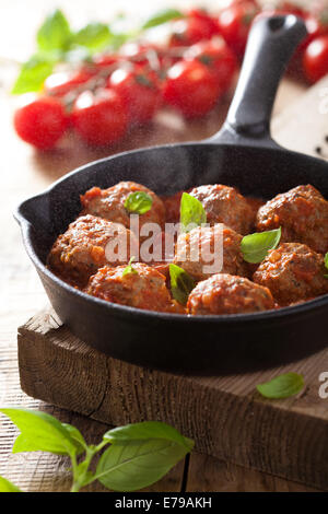 Hackfleischbällchen mit Tomatensauce in schwarze Pfanne Stockfoto