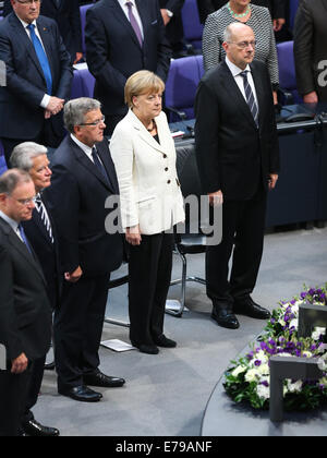 Berlin, Deutschland. 10. September 2014. Bundeskanzlerin Angela Merkel (2. R) und Präsident von Polen Bronislaw Komorowski (3. R) Webinar ein Denkmal für den 75. Jahrestag der Bruch des zweiten Weltkriegs im Bundestag, das Unterhaus des Parlaments, in Berlin, Deutschland, am 10. September 2014. Bildnachweis: Zhang Fan/Xinhua/Alamy Live-Nachrichten Stockfoto