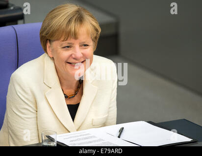 Berlin, Deutschland. 10. September 2014. Deutsche Bundeskanzlerin Angela Merkel (CDU) sitzt im Deutschen Bundestag in Berlin, Deutschland, 10. September 2014. Während der sogenannten "Elefantenrunde" sprechen die Führer der Fraktionen. Die Debatte ist über die allgemeine Politik und das Budget des Kanzlers. Foto: Bernd von Jutrczenka/Dpa/Alamy Live News Stockfoto