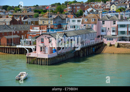 Wenn Sie Cowes von der Spitze der Red Funnel Fähre während Der Cowes Week betreten und das Sir Max Aitken Museum, High Street, Isle of Wight, England, Großbritannien, besichtigen Stockfoto