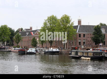 Hermitage Amsterdam Museum am Ufer der Amstel-Flusses in der niederländischen Hauptstadt, befindet sich im ehemaligen 17. Jahrhundert Amstelhof Gebäude Stockfoto