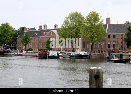 Hermitage Amsterdam Museum am Ufer der Amstel-Flusses in der niederländischen Hauptstadt gesehen von der gegenüberliegenden Seite des Flusses Stockfoto