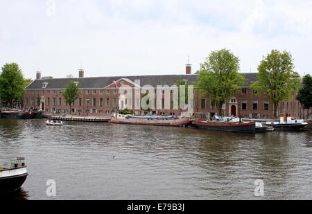 Hermitage Amsterdam Museum am Ufer der Amstel-Flusses in der niederländischen Hauptstadt, befindet sich im ehemaligen 17. Jahrhundert Amstelhof Gebäude Stockfoto