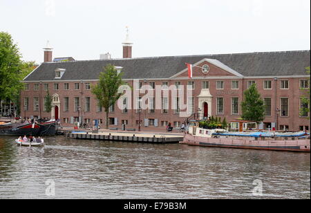 Hermitage Amsterdam Museum am Ufer der Amstel-Flusses in der niederländischen Hauptstadt, befindet sich im ehemaligen 17. Jahrhundert Amstelhof Gebäude Stockfoto