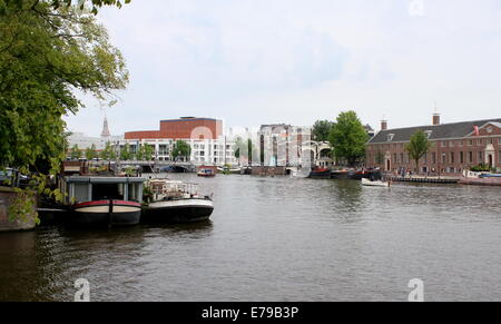 Eremitage-Museum am Ufer der Amstel-Flusses in der niederländischen Hauptstadt Amsterdam Stopera Opernhaus & Rathaus im Hintergrund Stockfoto