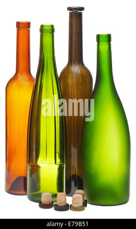 Seitenansicht des farbigen offene leere Weinflaschen und Kork isoliert auf weißem Hintergrund Stockfoto