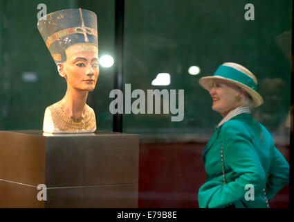 Berlin, Deutschland. 10. September 2014. Königin Margrethe II. von Dänemark befasst sich mit der Büste des Nerfertiti im neuen Museum in Berlin, Deutschland, 10. September 2014. Foto: SOEREN STACHE/Dpa/Alamy Live News Stockfoto