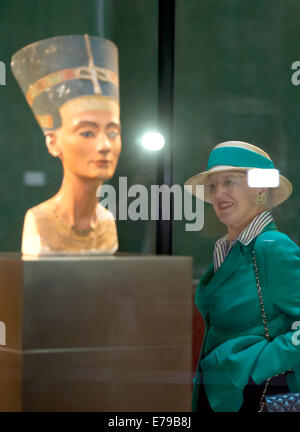 Berlin, Deutschland. 10. September 2014. Königin Margrethe II. von Dänemark befasst sich mit der Büste des Nerfertiti im neuen Museum in Berlin, Deutschland, 10. September 2014. Foto: SOEREN STACHE/Dpa/Alamy Live News Stockfoto