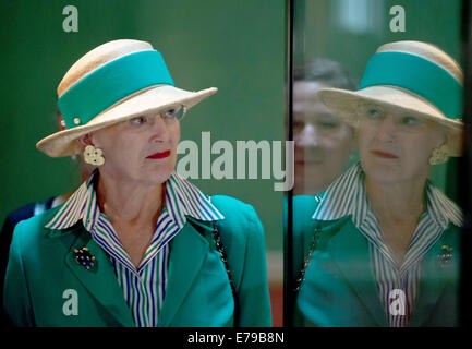 Berlin, Deutschland. 10. September 2014. Königin Margrethe II. von Dänemark befasst sich mit der Büste des Nerfertiti im neuen Museum in Berlin, Deutschland, 10. September 2014. Foto: SOEREN STACHE/Dpa/Alamy Live News Stockfoto