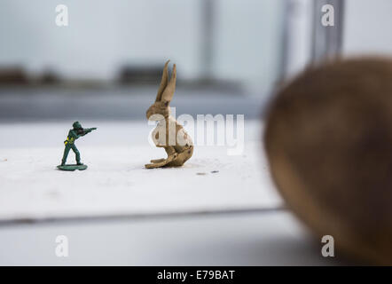 Darmstadt, Deutschland. 10. September 2014. Eine kleine Installation mit einem Spielzeug-Soldaten schießen eines Kaninchens ist auf dem Display an der Hessisches Landesmuseum in Darmstadt, Deutschland, 10. September 2014. Das Museum wurde zu einem Preis von 80 Millionen Euro renoviert und wird am 11. September nach sieben Jahren wiedereröffnet. Es ist eines der ältesten Museen in Deutschland öffentlich besessen. Es beherbergt Sammlungen der vor- und Frühgeschichte, Gemälde, zoologischen Sammlungen sowie griechische und römische Archäologie. Foto: FRANK RUMPENHORST/Dpa/Alamy Live News Stockfoto