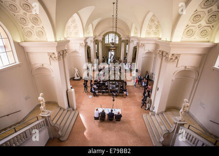 Darmstadt, Deutschland. 10. September 2014. Die Eingangshalle während einer Vorschau des Hessisches Landesmuseums in Darmstadt, Deutschland, 10. September 2014. Das Museum wurde zu einem Preis von 80 Millionen Euro renoviert und wird am 11. September nach sieben Jahren wiedereröffnet. Es ist eines der ältesten Museen in Deutschland öffentlich besessen. Es beherbergt Sammlungen der vor- und Frühgeschichte, Gemälde, zoologischen Sammlungen sowie griechische und römische Archäologie. Foto: FRANK RUMPENHORST/Dpa/Alamy Live News Stockfoto